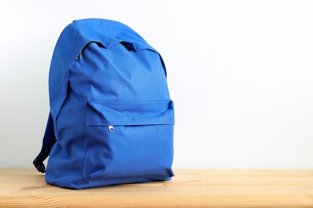 Blaue Schulrucksack-Sporttasche auf dem Tisch