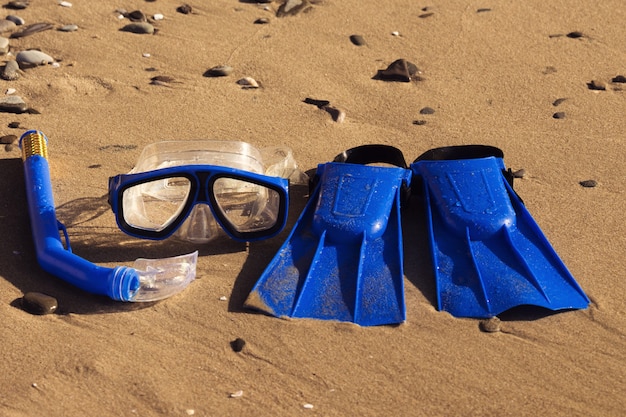 Blaue Schwimmflossen, Maske, Schnorchel zum Surfen am Sandstrand. Strand.
