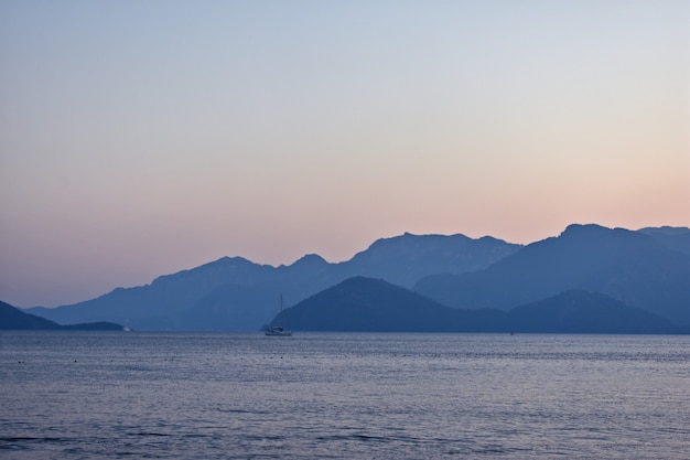 Blaue Silhouetten von Bergen an der ägäischen Küste. Truthahn