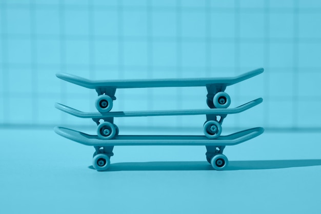 Blaue Skateboard-Anordnung