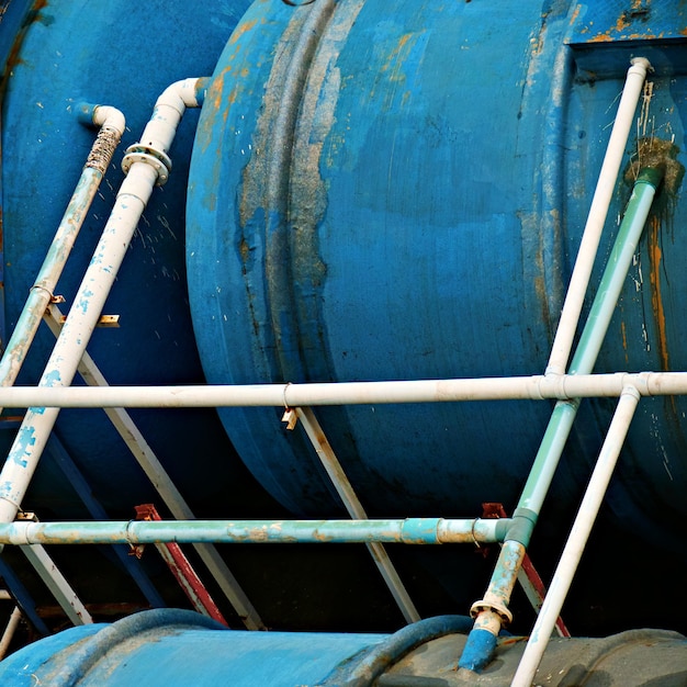 Blaue Speichertanks im Werk