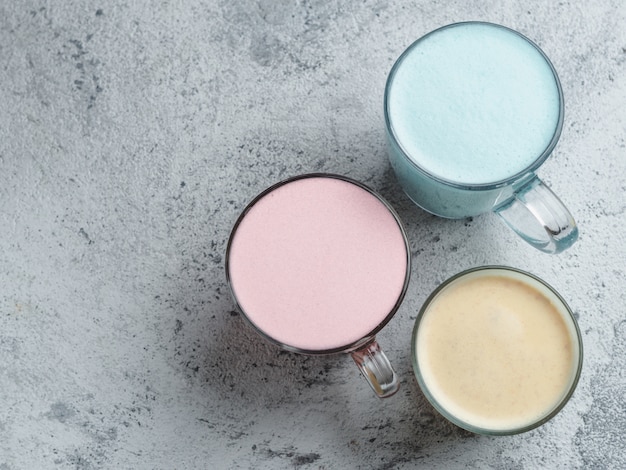 Foto blaue spirulina, gelbe kurkuma, rosa rote-bete-latte