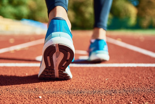 Blaue Sportschuhe an der Stadionbahn