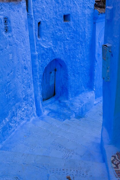 Blaue Straße und Häuser in Chefchaouen Marokko