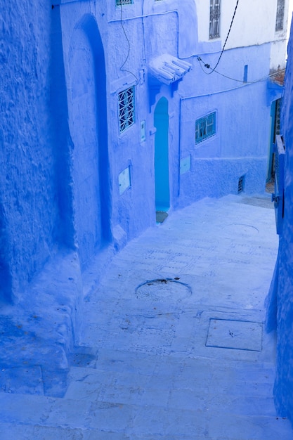 Blaue Straße und Häuser in Chefchaouen Marokko