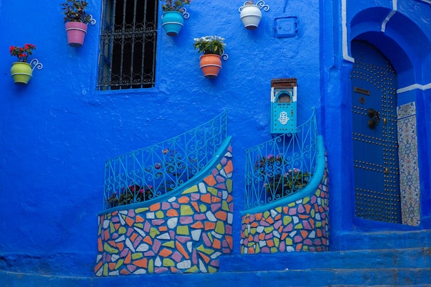 Foto blaue straße und häuser in chefchaouen marokko