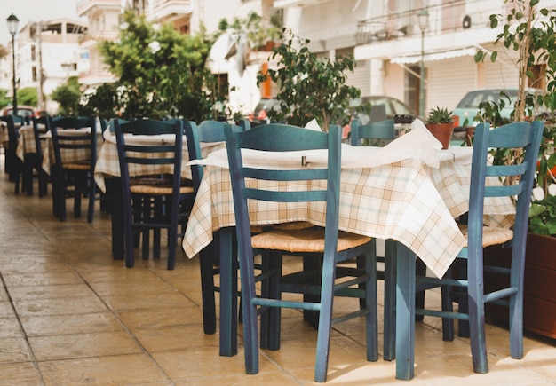 Blaue Stühle auf einem griechischen Café