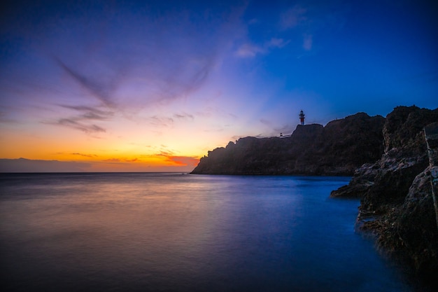 Blaue Stunde am Leuchtturm Punta de Teno auf der Insel Teneriffa, Kanarische Inseln. Spanien