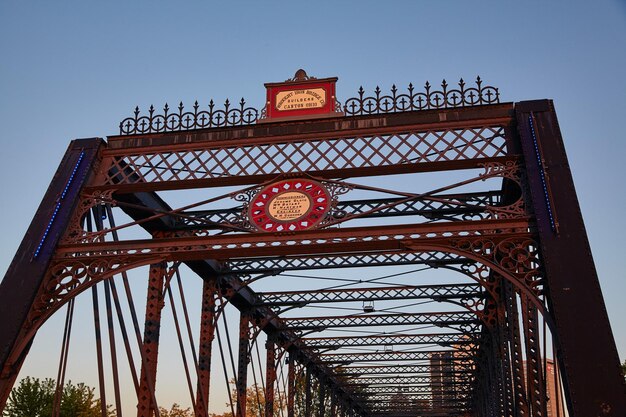 Foto blaue stunde auf der historischen wells street bridge in fort wayne