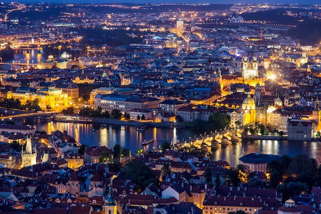 Blaue stunde prags in der dämmerung, ansicht von charles bridge auf vltava mit mala strana und altstadt