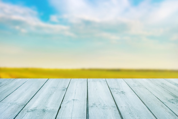 Foto blaue tabelle auf unscharfem hintergrund der landschaft mit blauem himmel