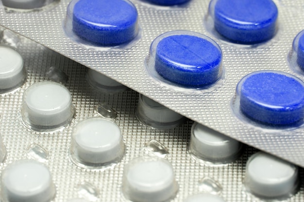 Blaue Tabletten in einer Nahaufnahme-Blisterpackung. Medikamente