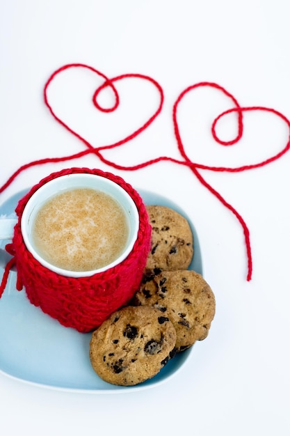 Blaue Tasse mit rotem Strickbezug