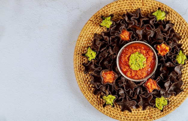 Blaue Tortillachips mit mexikanischem Salsa- und Guacamole-Essen