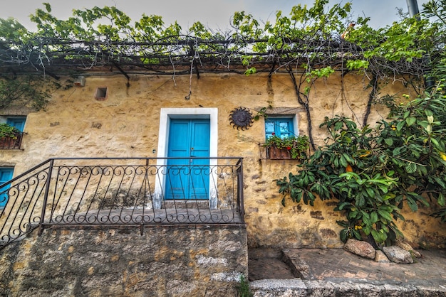 Blaue Tür in einer malerischen Ecke in Sardinien Italien