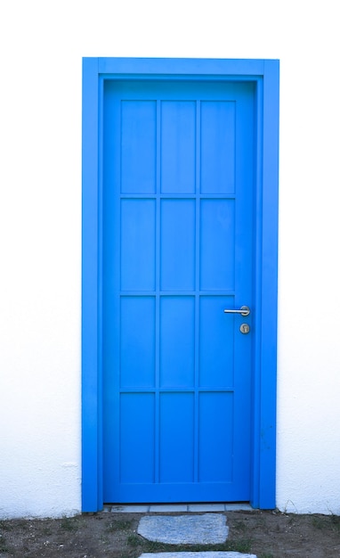 blaue Tür und weiße Wand