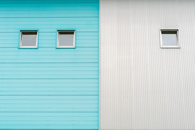 Blaue und graue Wand mit Fenster