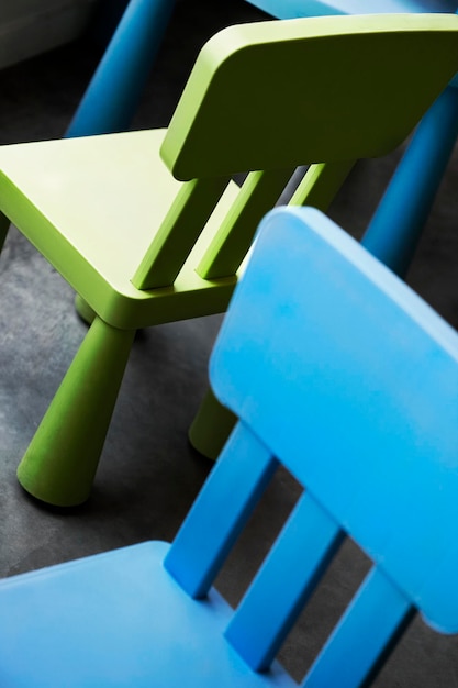 Blaue und grüne kleine Stühle in einem Kinderzimmer