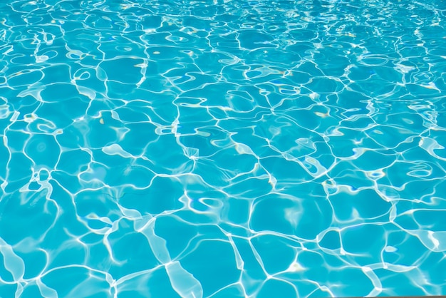 Blaue und helle Wasseroberfläche und Welligkeit Welle mit Sonnenreflexion im Schwimmbad