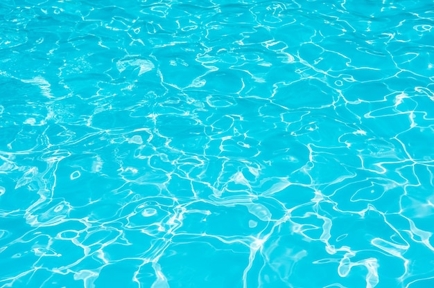 Blaue und helle Welligkeit Wasser und Oberfläche im Schwimmbad, Schöne Bewegung sanfte Welle im Pool