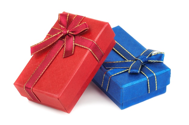 Blaue und rote Geschenkboxen auf weißem Hintergrund