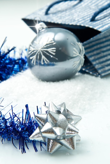 Blaue und silberne Weihnachtsdekorationen