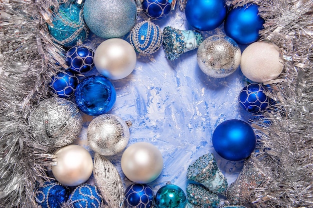 Blaue und silberne Weihnachtsverzierungen auf einem blauen Hintergrund