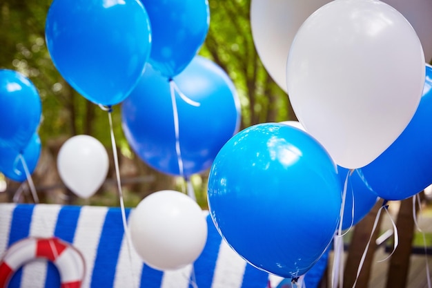 Blaue und weiße Ballons mit Helium in Nahaufnahme