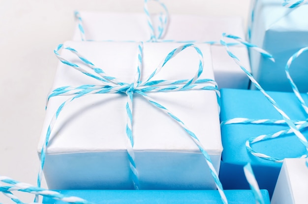 Blaue und weiße Geschenkboxen mit Band