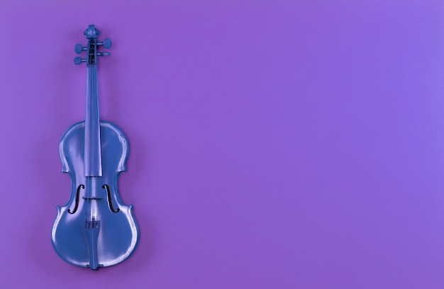 blaue Violine auf lila Hintergrund