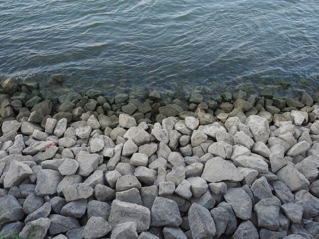 Blaue Wasseroberfläche mit Felsenhintergrund