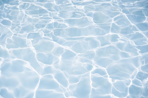 Blaue Wasseroberfläche mit hellen Sonnenlichtreflektionen
