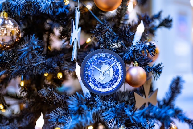 Blaue Weihnachtsdekoration in einem Baum