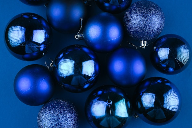 Blaue Weihnachtskugeln auf blauem Hintergrund. Foto in hoher Qualität