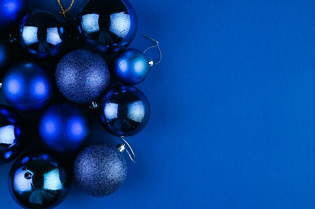 Blaue Weihnachtskugeln auf blauem Hintergrund. Foto in hoher Qualität