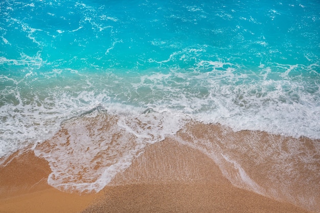 Blaue Welle am Strand.