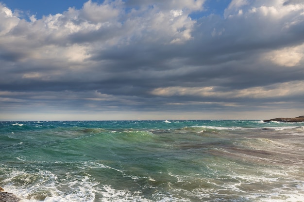 Blaue Welle am Strand.