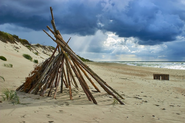 Blaue Wolken und strahlende Sonnenstrahlen über einem Sandstrand