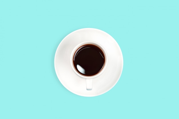 Blauer Arbeitsschreibtisch der Draufsicht mit schwarzem Kaffee