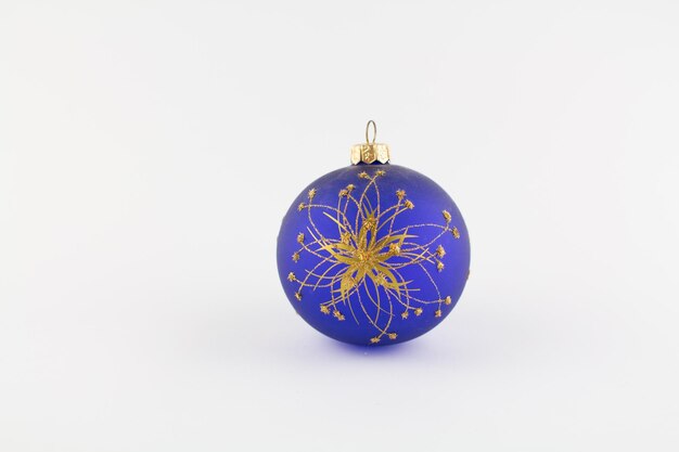 Blauer Ball für Weihnachtsbaum auf weißem Hintergrund