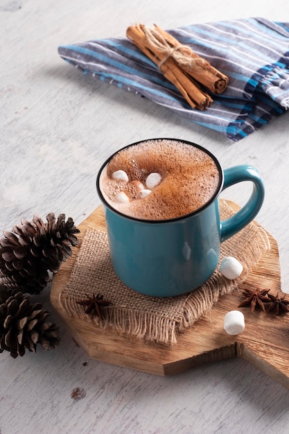 Blauer Becher mit Schokolade mit Püree mildert