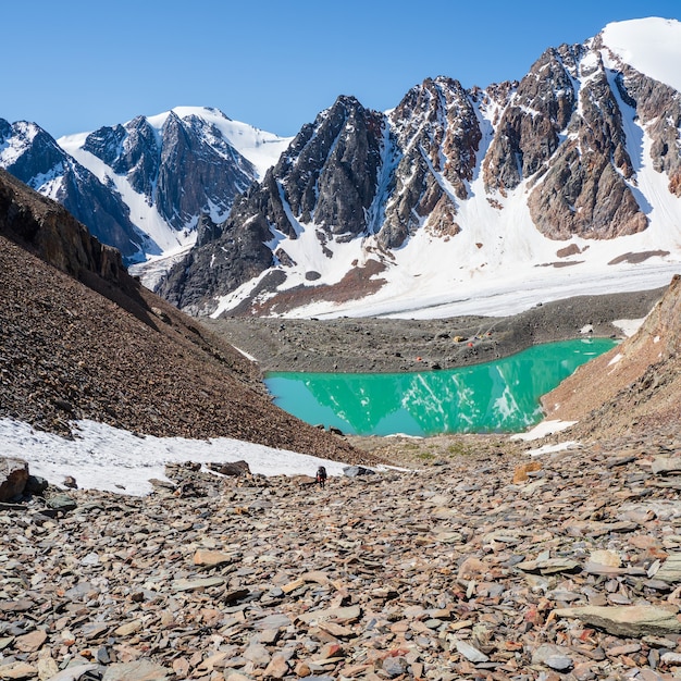 Blauer Bergsee im Hintergrund der Berge. Atmosphärische helle Landschaft mit blauem See im Hochtal im Hochlandschlucht. Altai.