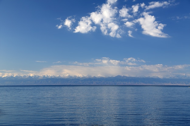 Foto blauer bergsee.