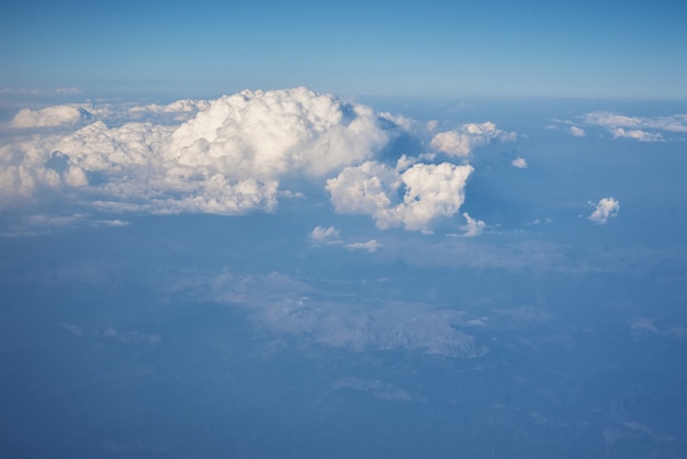 Blauer bewölkter Himmel, Ansicht vom Flugzeugfenster