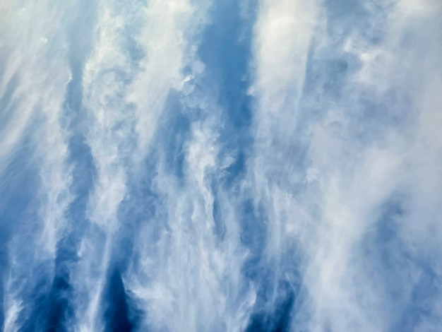 Blauer bewölkter Himmel strukturierte natürliche Hintergrundwolken