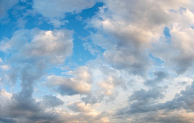 Foto blauer bunter abendhimmel mit wolken.