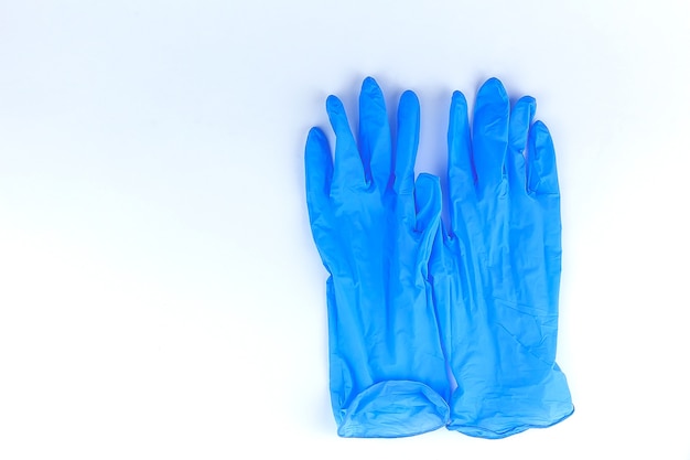 Blauer chirurgischer Handschuh lokalisiert auf weißem Hintergrund