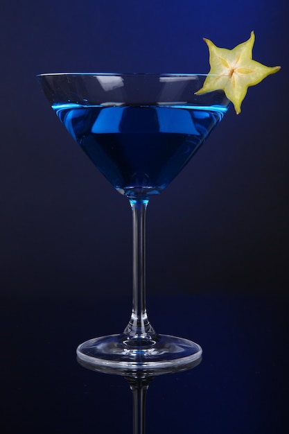 Blauer Cocktail im Martiniglas