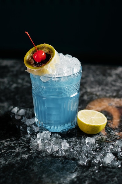 Blauer Cocktail mit Kirschkiwi und Kalk