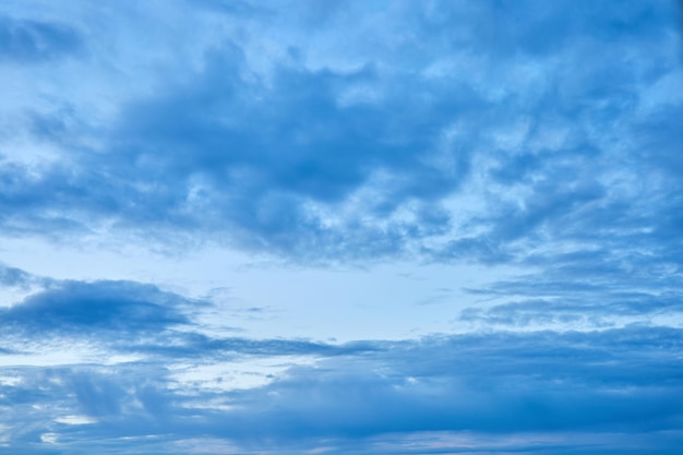 Blauer Dämmerungshimmel mit Wolken